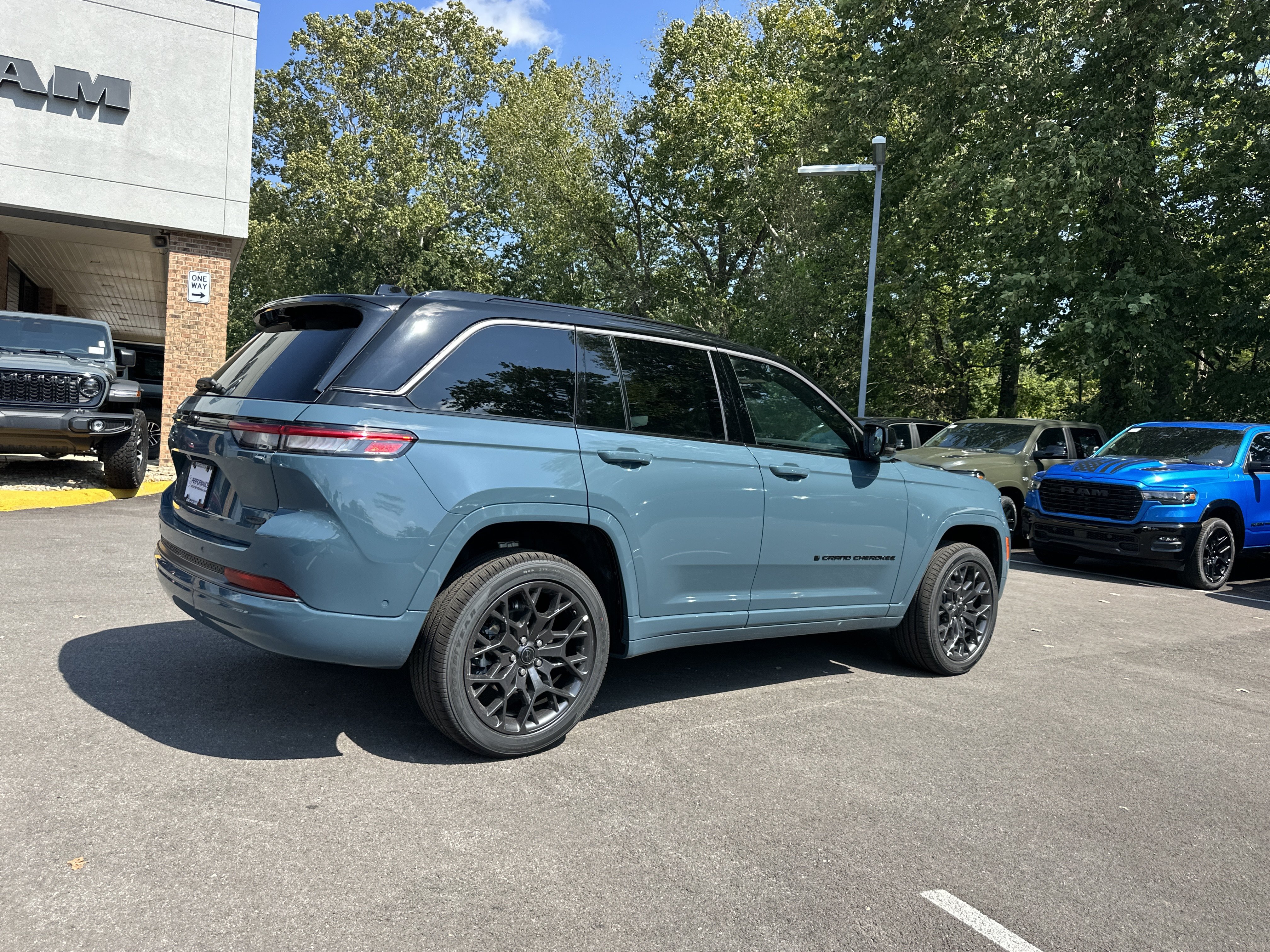 New 2027 Jeep Grand Cherokee Summit w/ Adv Protech Group IV AWD/4WD image 20
