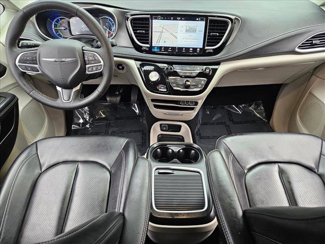Used 2024 Chrysler Pacifica Select image 17