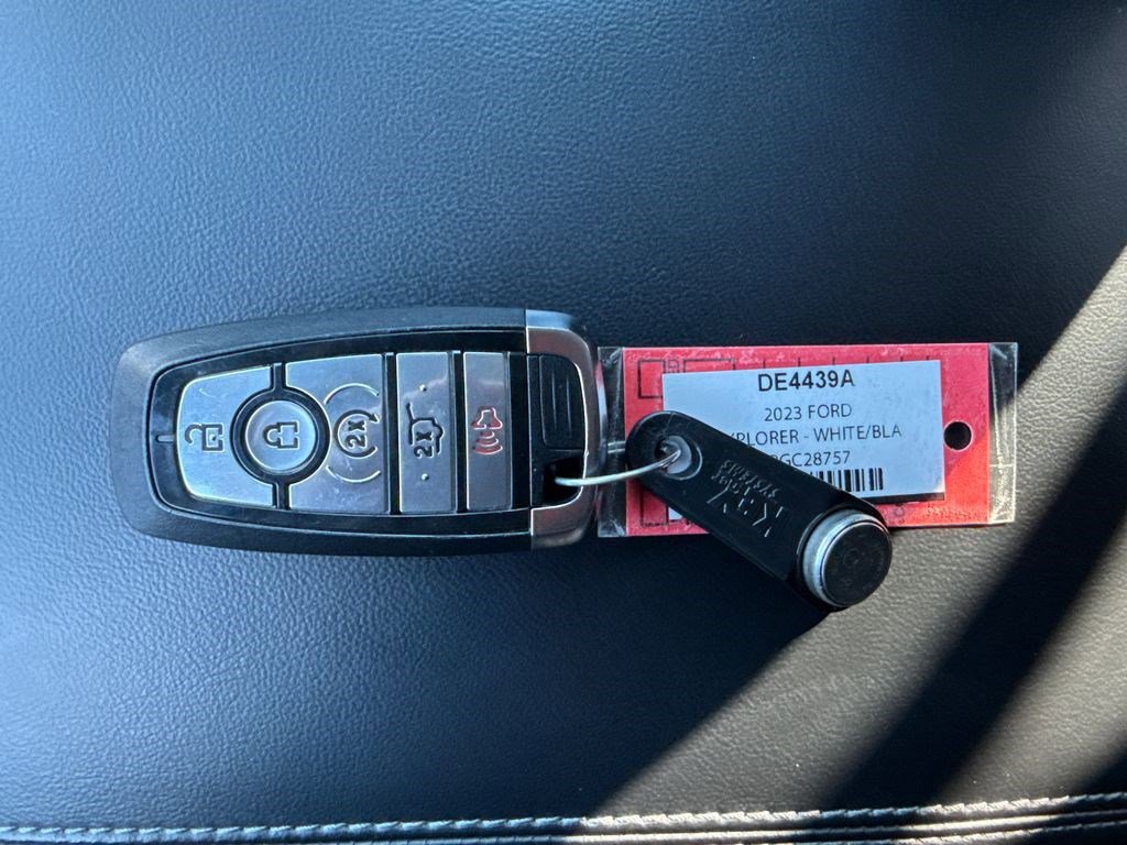 Used 2023 Ford Explorer XLT w/ Equipment Group 202A image 4