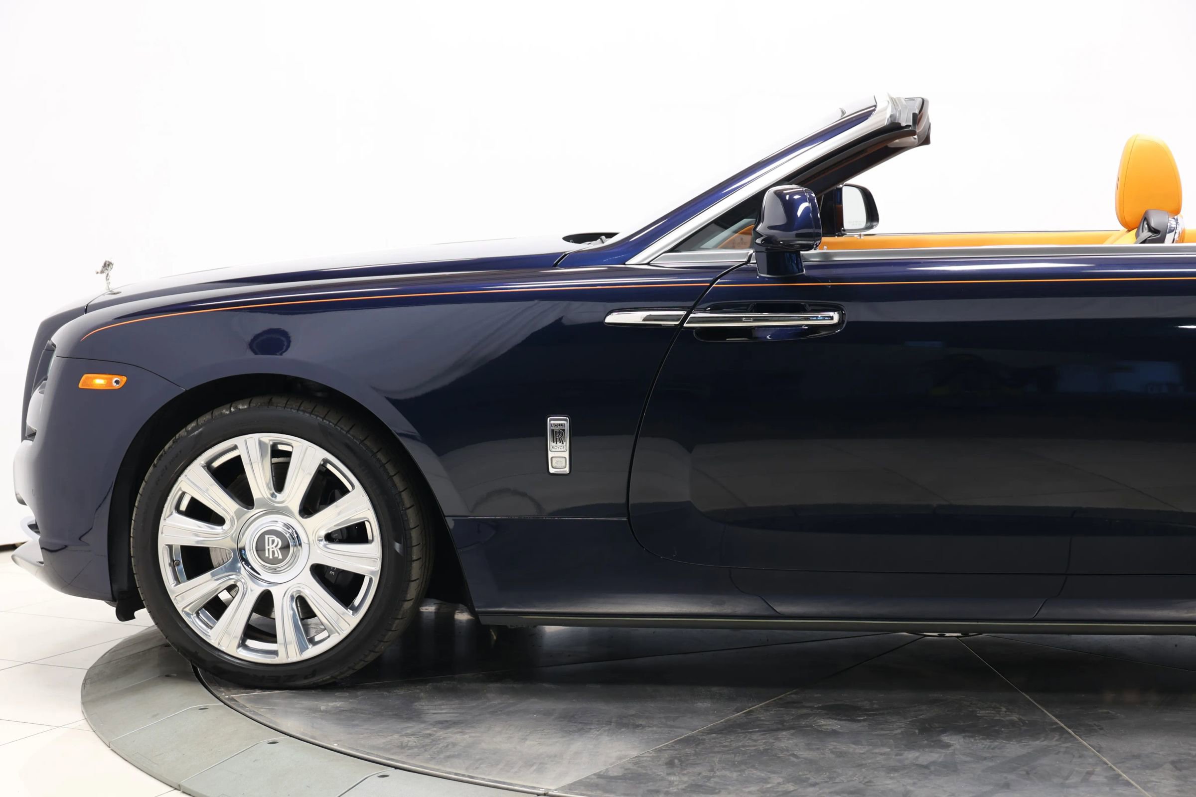 Used 2016 Rolls-Royce Dawn image 9