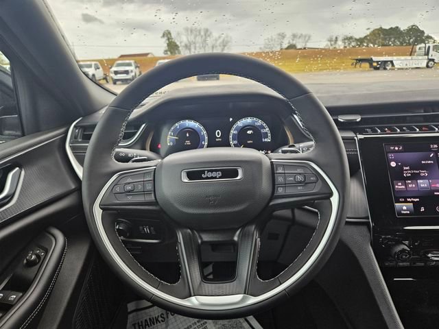 New 2025 Jeep Grand Cherokee Altitude image 14