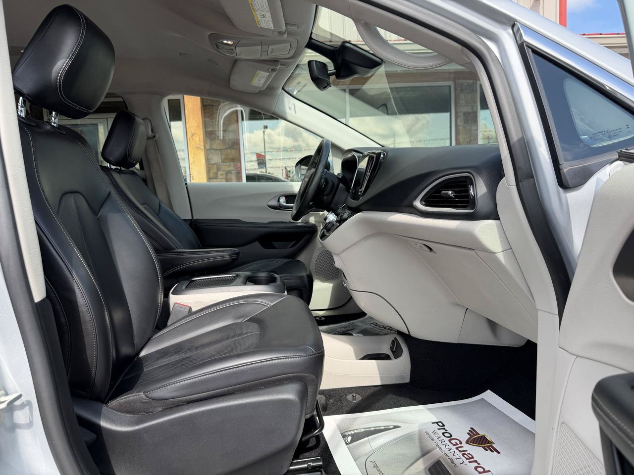 Used 2023 Chrysler Pacifica Touring-L FWD image 25