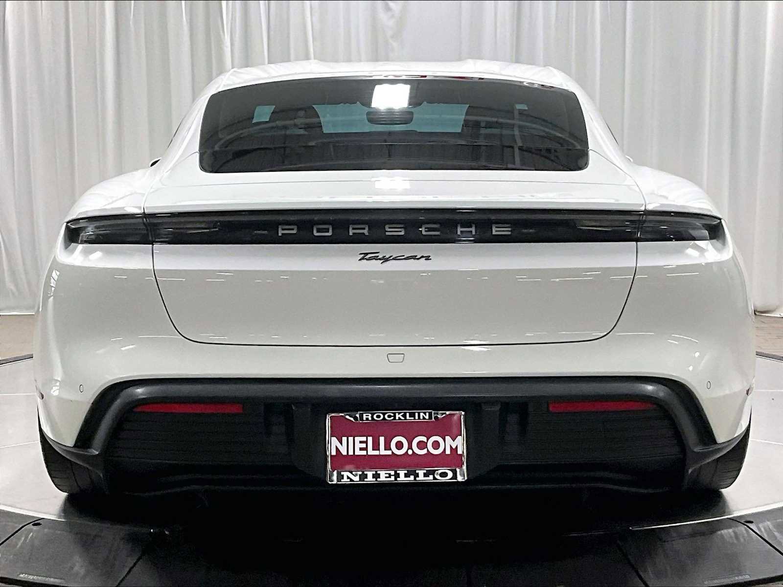 Used 2022 Porsche Taycan image 9