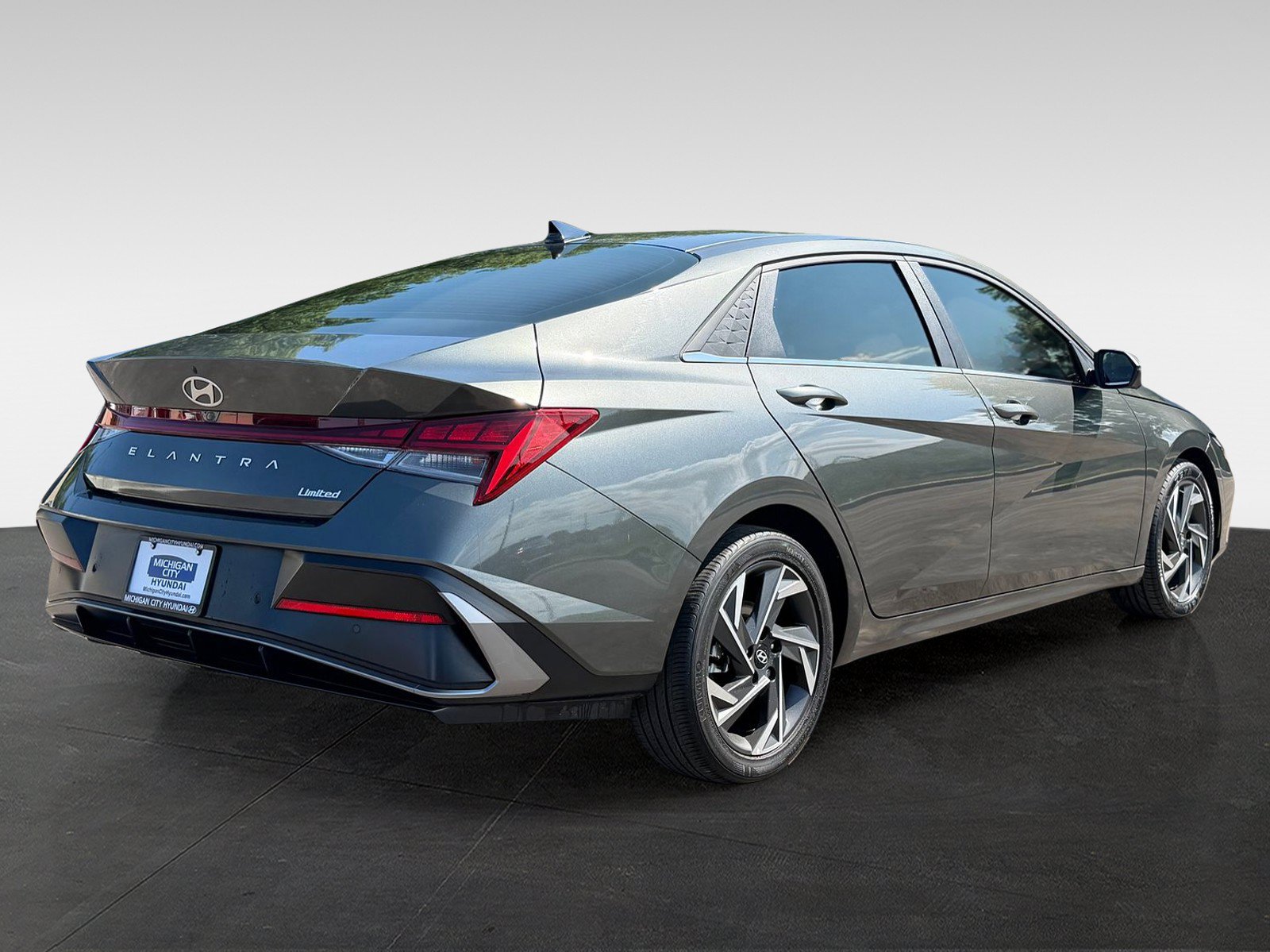 Certified 2024 Hyundai Elantra Limited FWD image 4