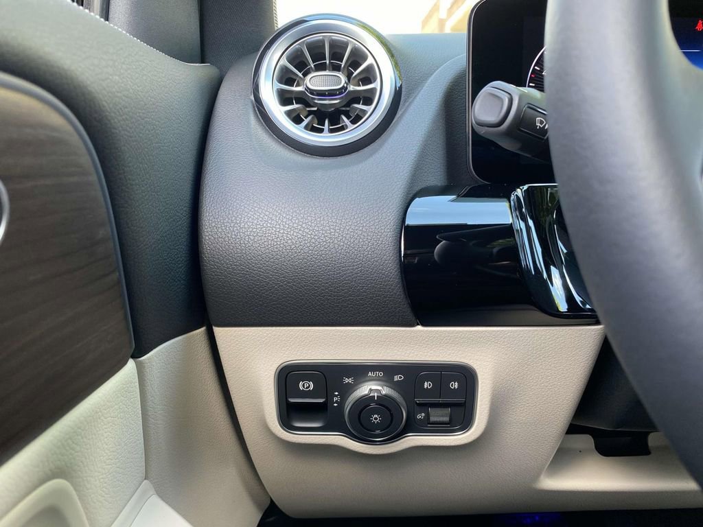 Certified 2025 Mercedes-Benz GLA 250 image 26