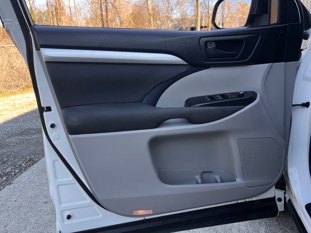 Used 2016 Toyota Highlander LE image 10