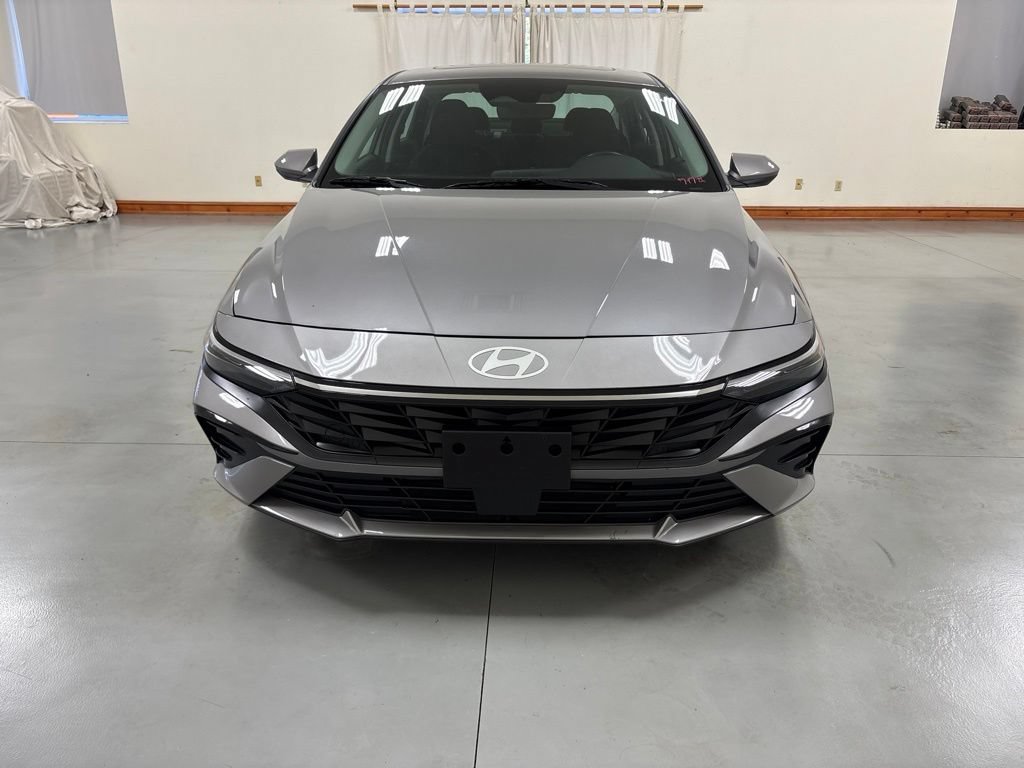 Used 2025 Hyundai Elantra SEL FWD image 3