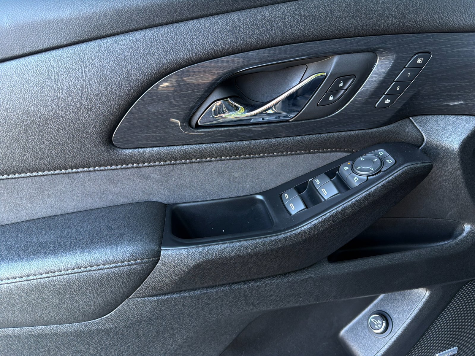 Used 2022 Chevrolet Traverse High Country w/ LPO, 'HIT The Road' Package FWD image 11