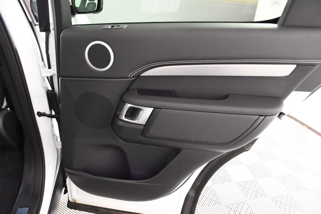 Used 2025 Land Rover Discovery Dynamic SE AWD/4WD image 21