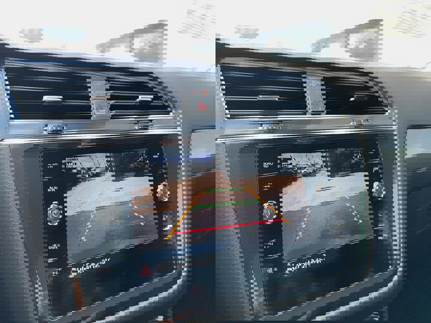 Used 2020 Volkswagen Tiguan SEL image 21