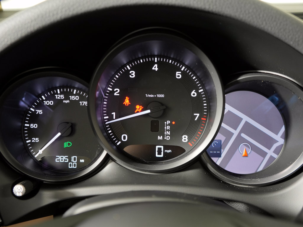 Certified 2023 Porsche Macan Turbo AWD/4WD image 24