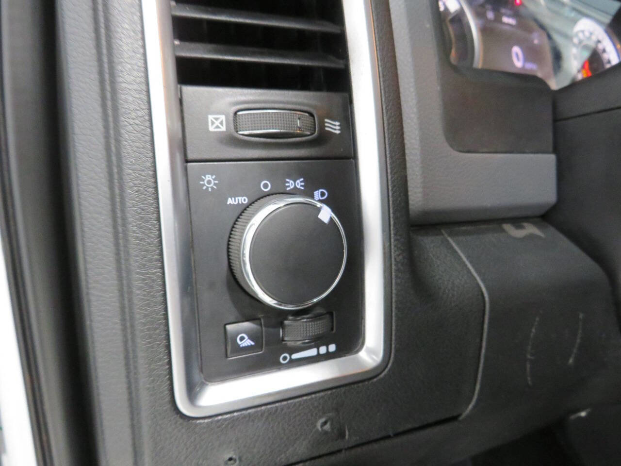 Used 2015 RAM 2500 SLT w/ Luxury Group image 24