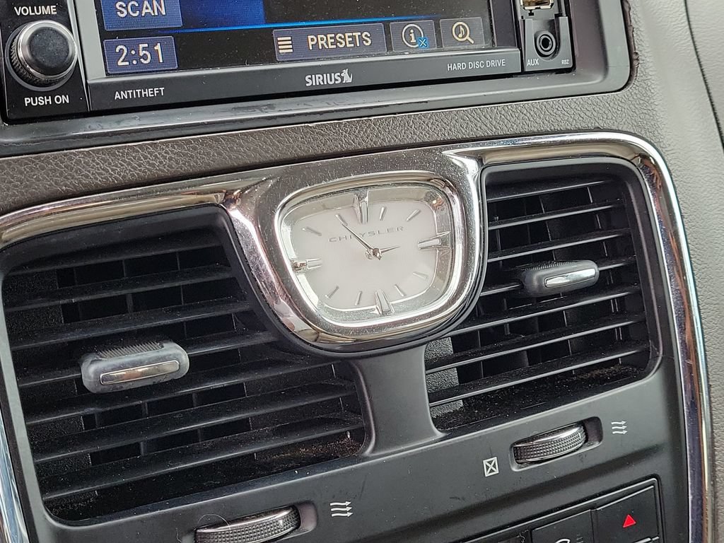 Used 2014 Chrysler Town & Country Touring FWD image 23