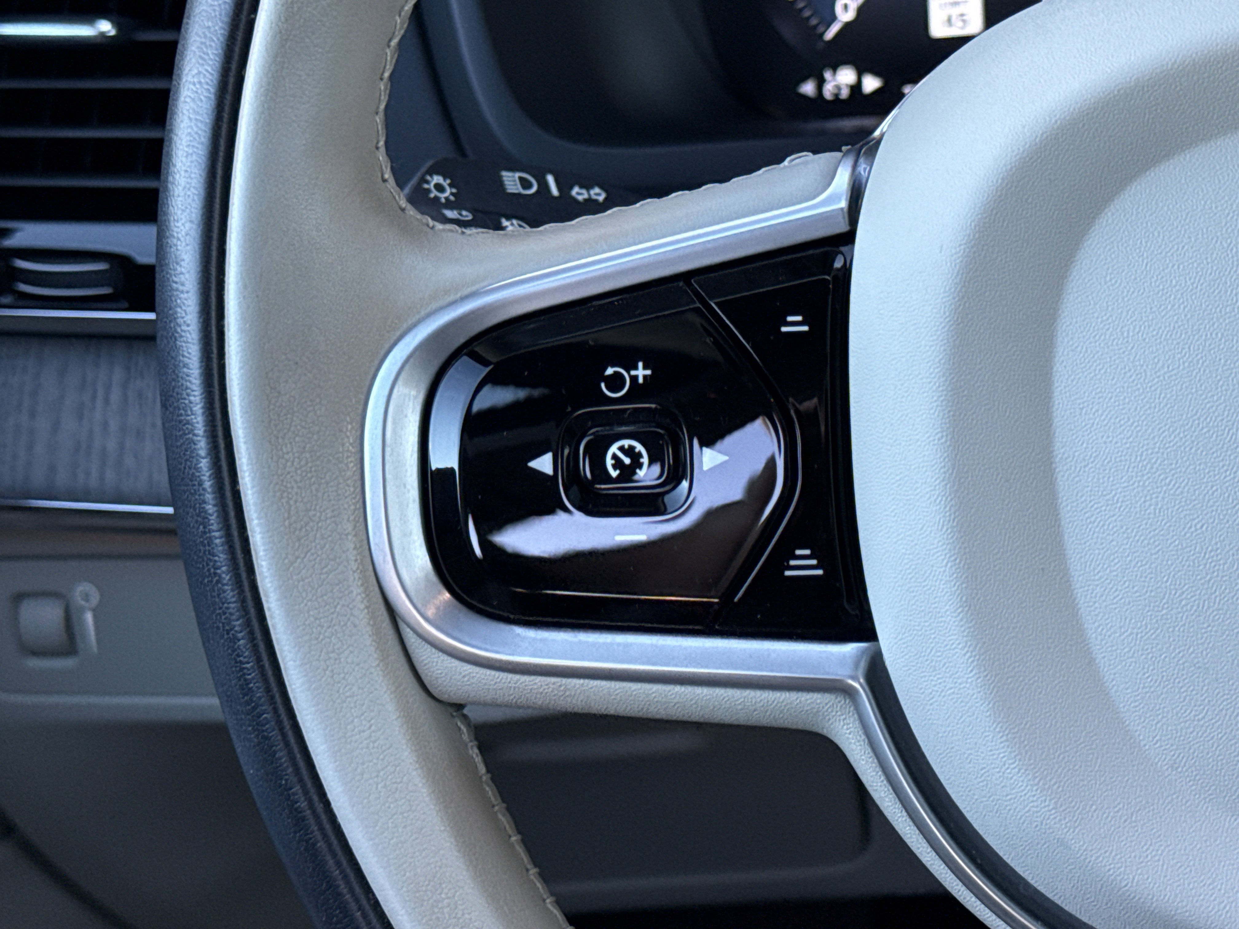 Used 2021 Volvo XC90 T6 Inscription w/ Lounge Package image 48