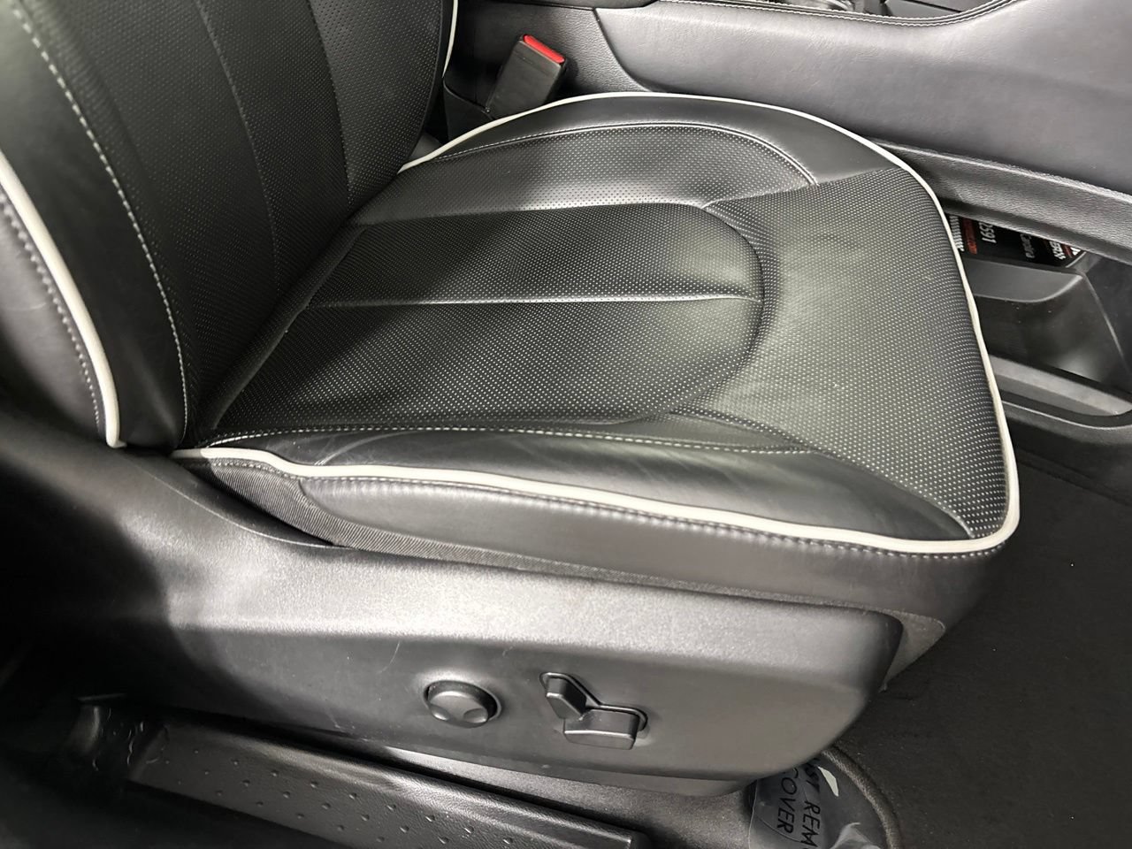 Used 2025 Chrysler Pacifica Limited FWD image 33