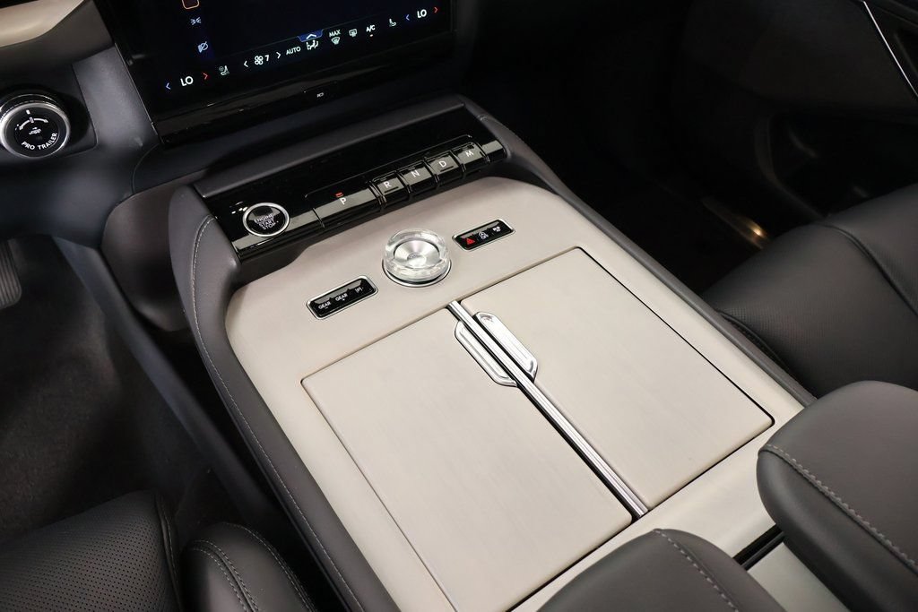 New 2025 Lincoln Navigator Reserve w/ Jet Appearance Package AWD/4WD image 8