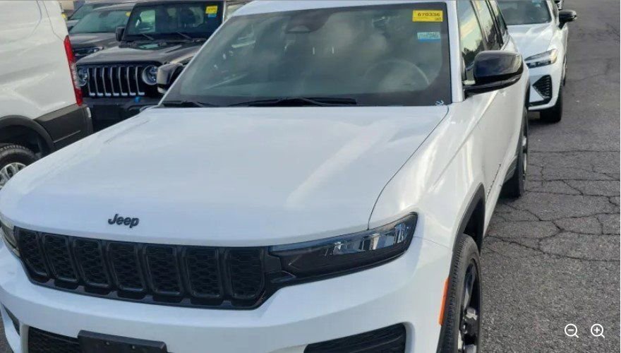 Used 2023 Jeep Grand Cherokee Altitude image 8