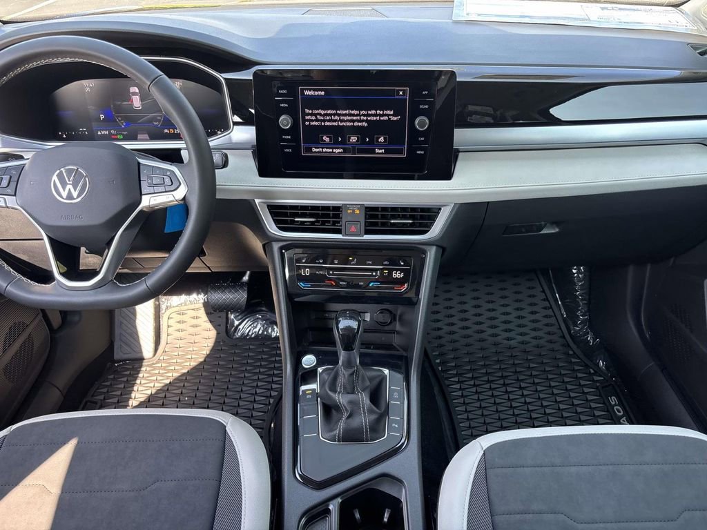 New 2025 Volkswagen Taos SE image 28
