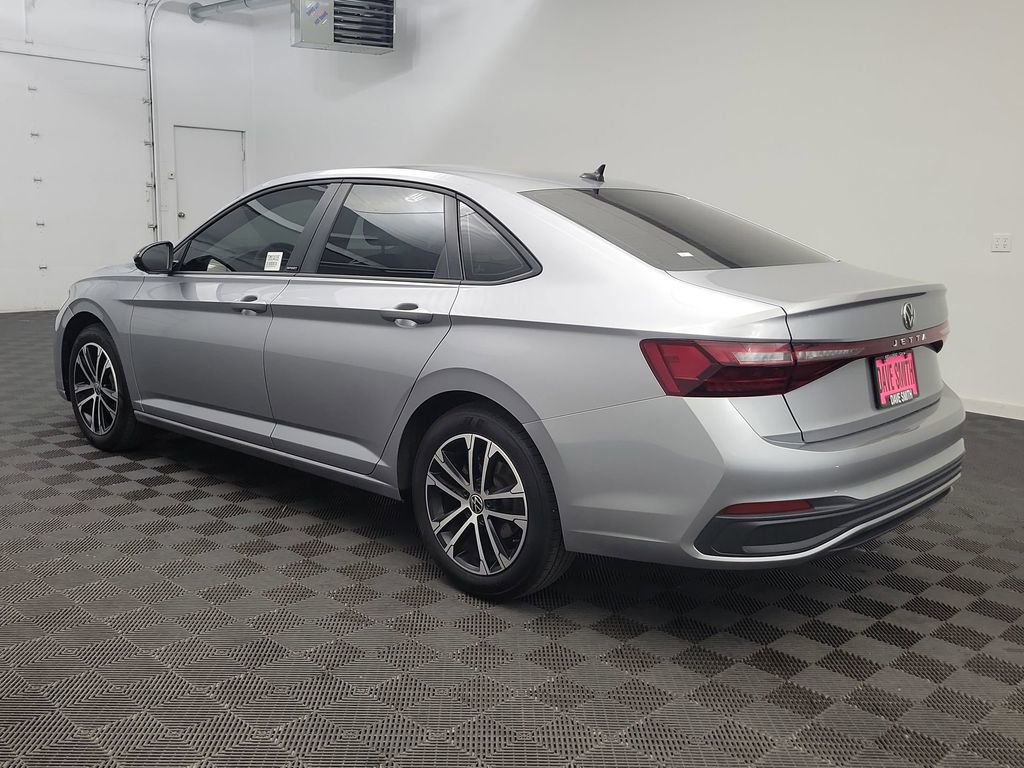 Used 2025 Volkswagen Jetta Sport image 3