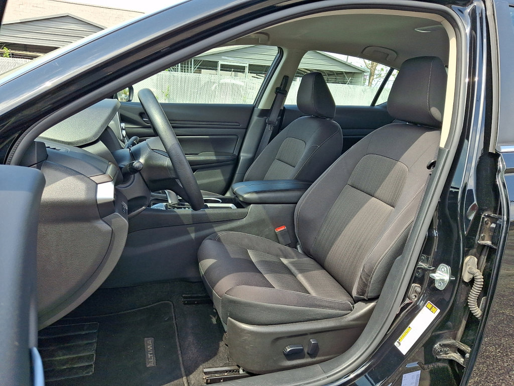 Used 2024 Nissan Altima 2.5 SV FWD image 24