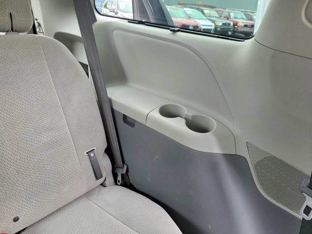 Used 2014 Toyota Sienna LE AWD/4WD image 48