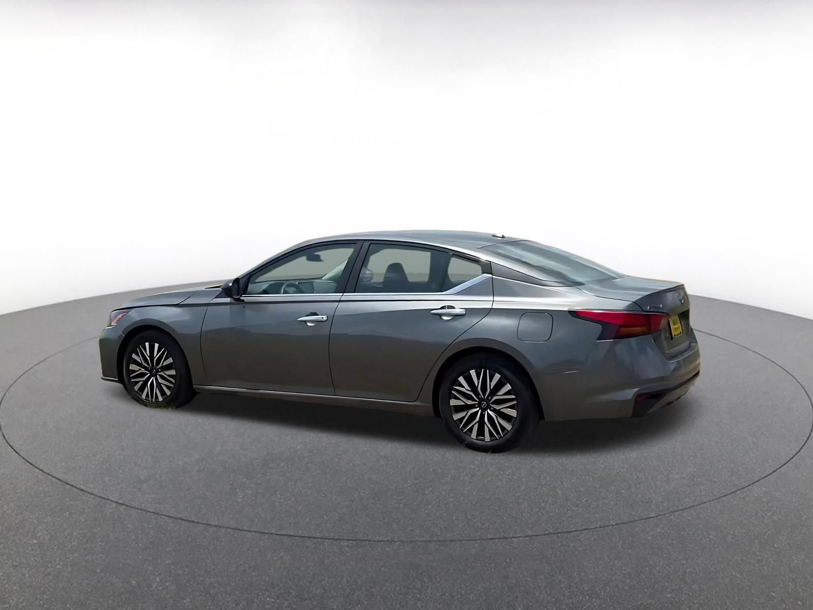 Used 2025 Nissan Altima 2.5 SV FWD image 9