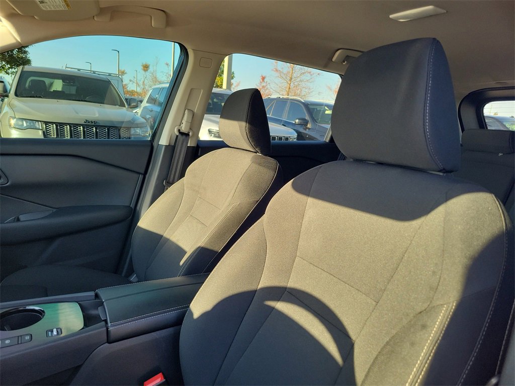 Used 2025 Nissan Rogue S image 18