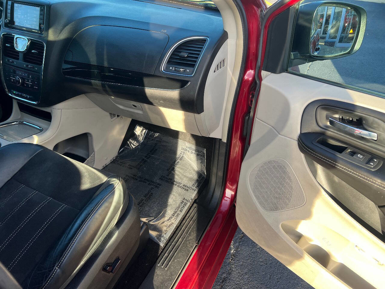 Used 2014 Chrysler Town & Country Touring-L image 36