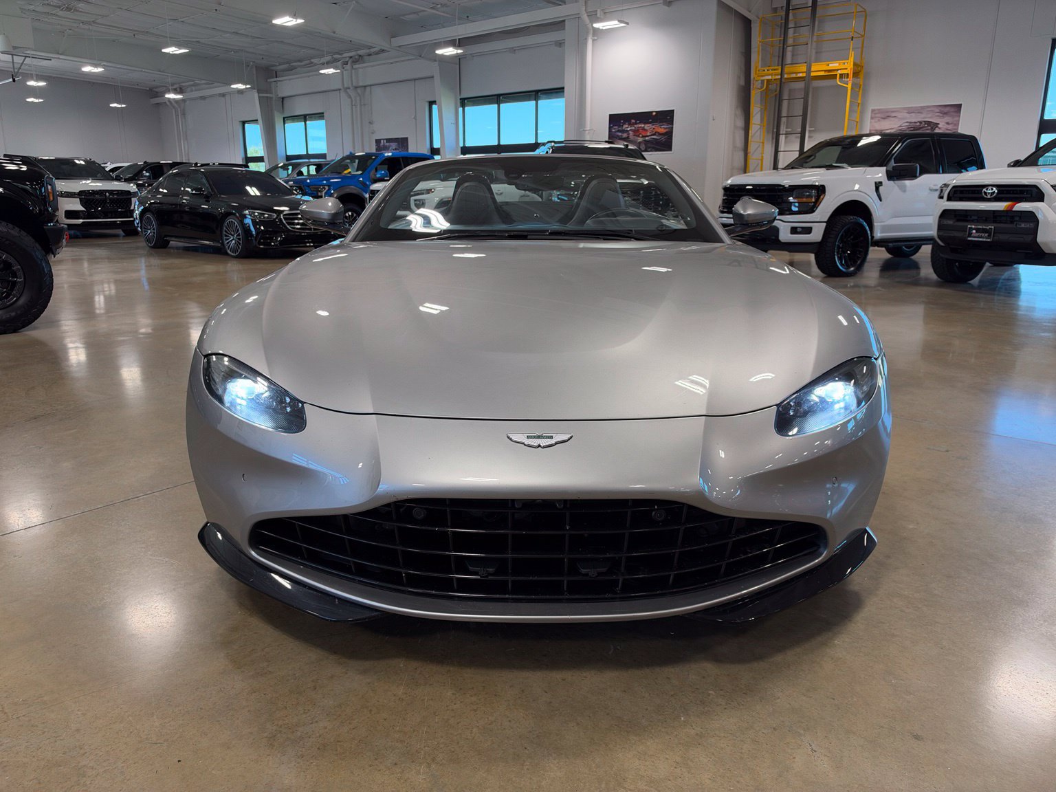 Used 2021 Aston Martin V8 Vantage Roadster RWD image 4
