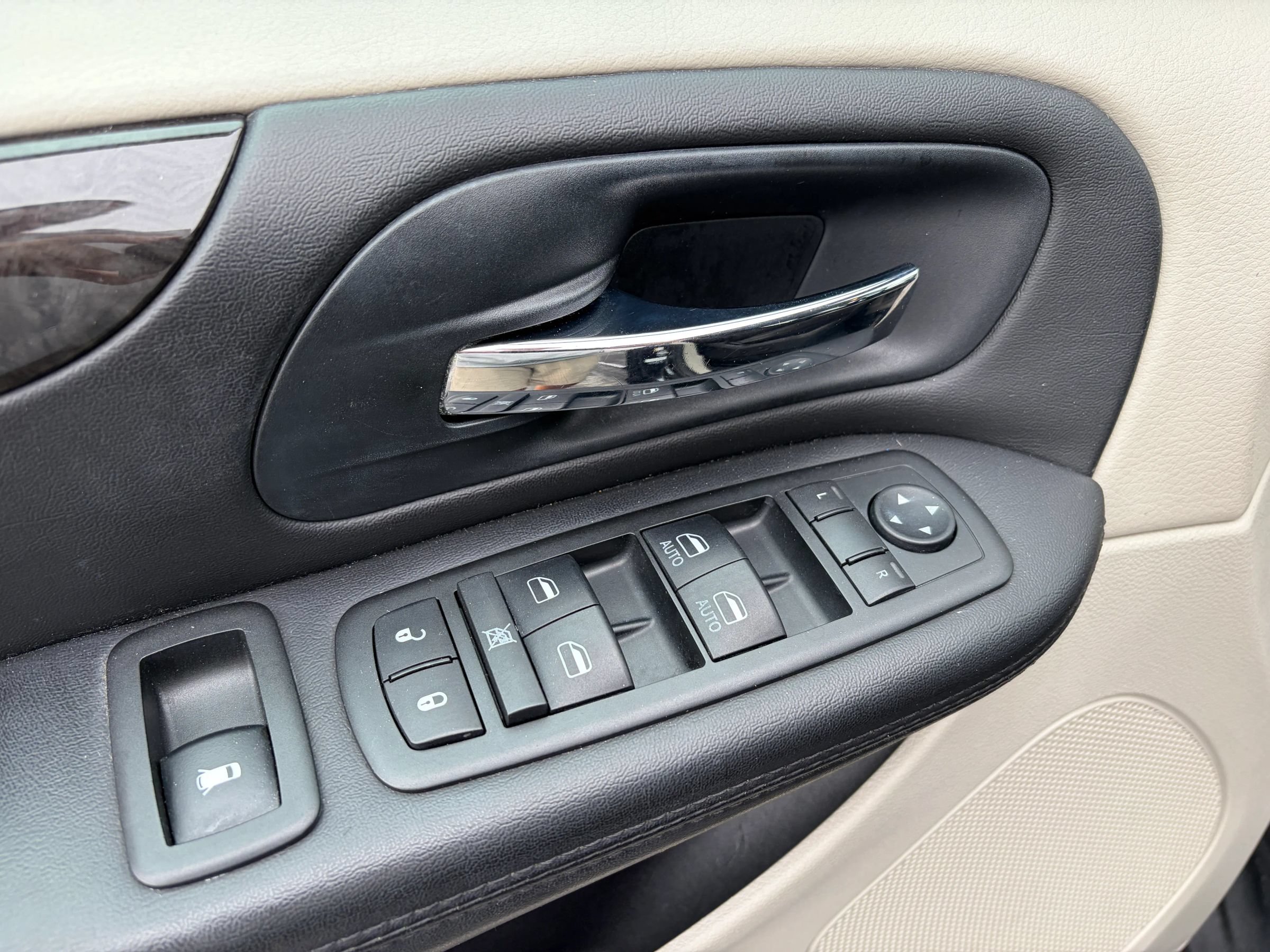 Used 2013 Dodge Grand Caravan SXT w/ Rear Park Assist Pkg FWD image 17