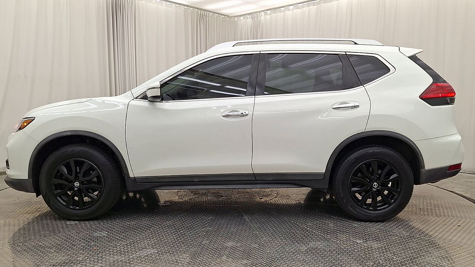 Used 2017 Nissan Rogue SV AWD/4WD image 11