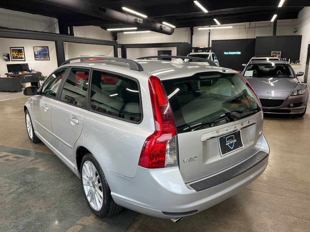 Used 2011 Volvo V50 T5 w/ Preferred Pkg FWD image 11