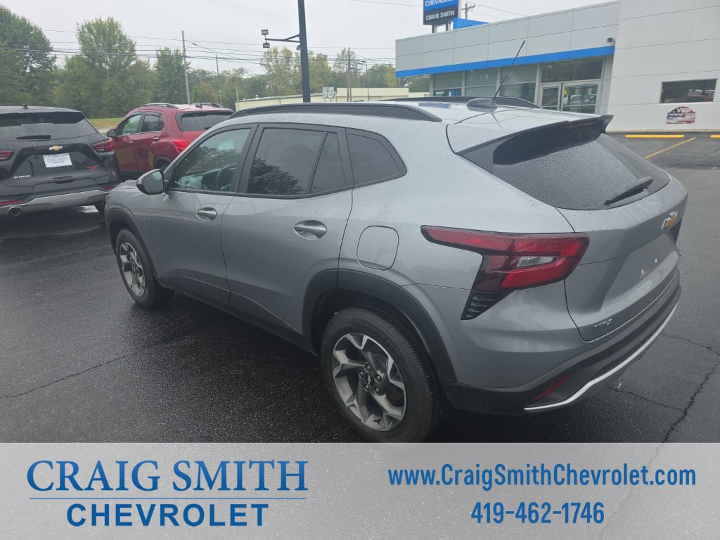 Used 2024 Chevrolet Trax LT w/ LT Convenience Package FWD image 3