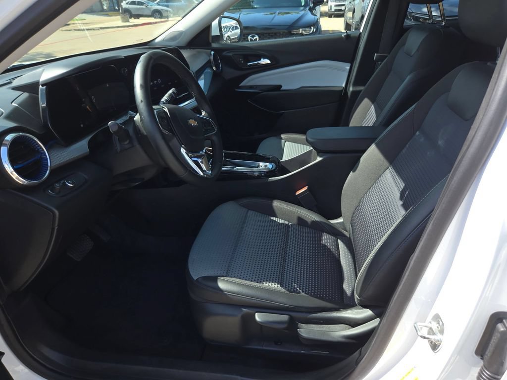 Used 2025 Chevrolet Trax LT w/ LT Convenience Package FWD image 11