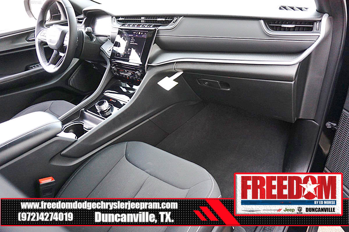 Certified 2025 Jeep Grand Cherokee Laredo image 12