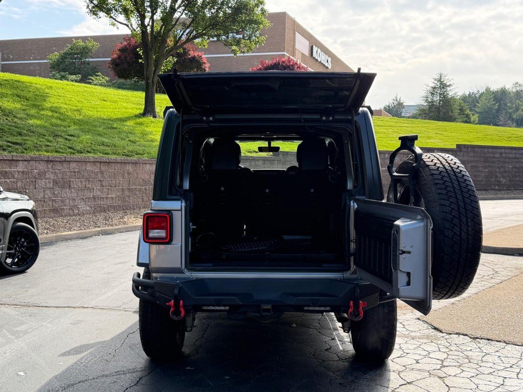 Used 2019 Jeep Wrangler Unlimited Sahara w/ Uconnect 4C Nav & Sound Group AWD/4WD image 4