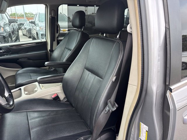 Used 2016 Chrysler Town & Country Touring w/ Driver Convenience Group FWD image 11