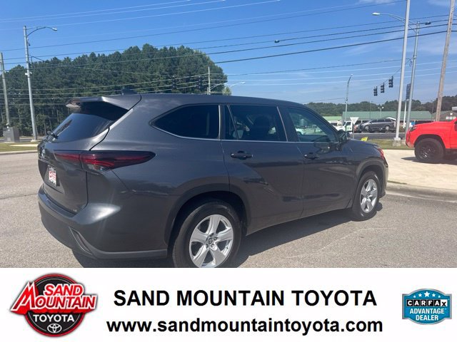 Used 2024 Toyota Highlander LE FWD image 3