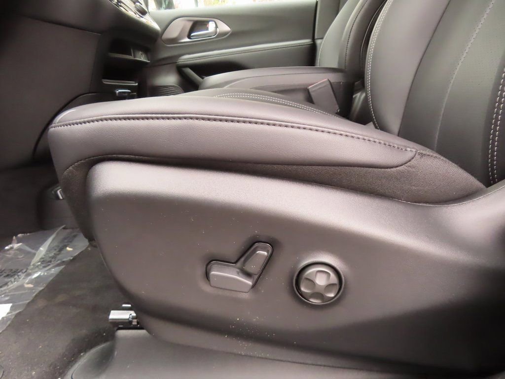 New 2026 Chrysler Pacifica Select w/ S Appearance Package AWD/4WD image 8