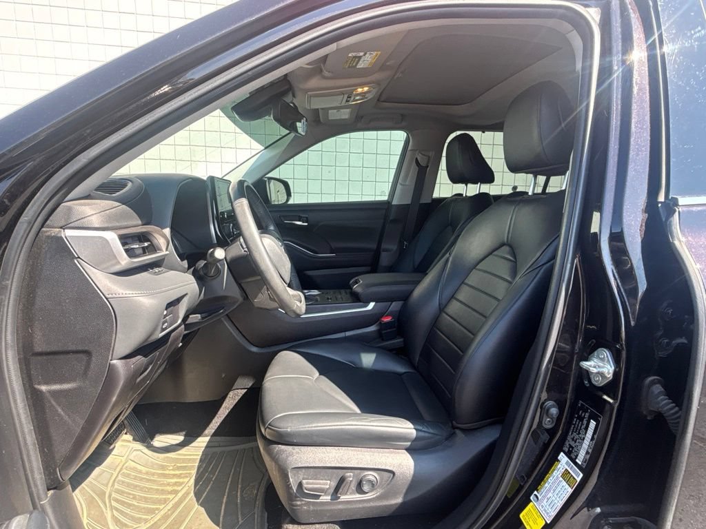 Used 2022 Toyota Highlander XLE AWD/4WD image 4