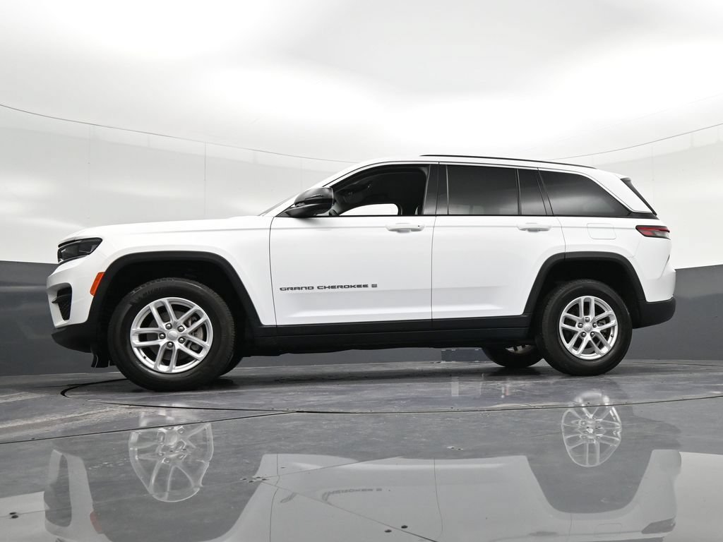 Used 2023 Jeep Grand Cherokee Laredo AWD/4WD image 39