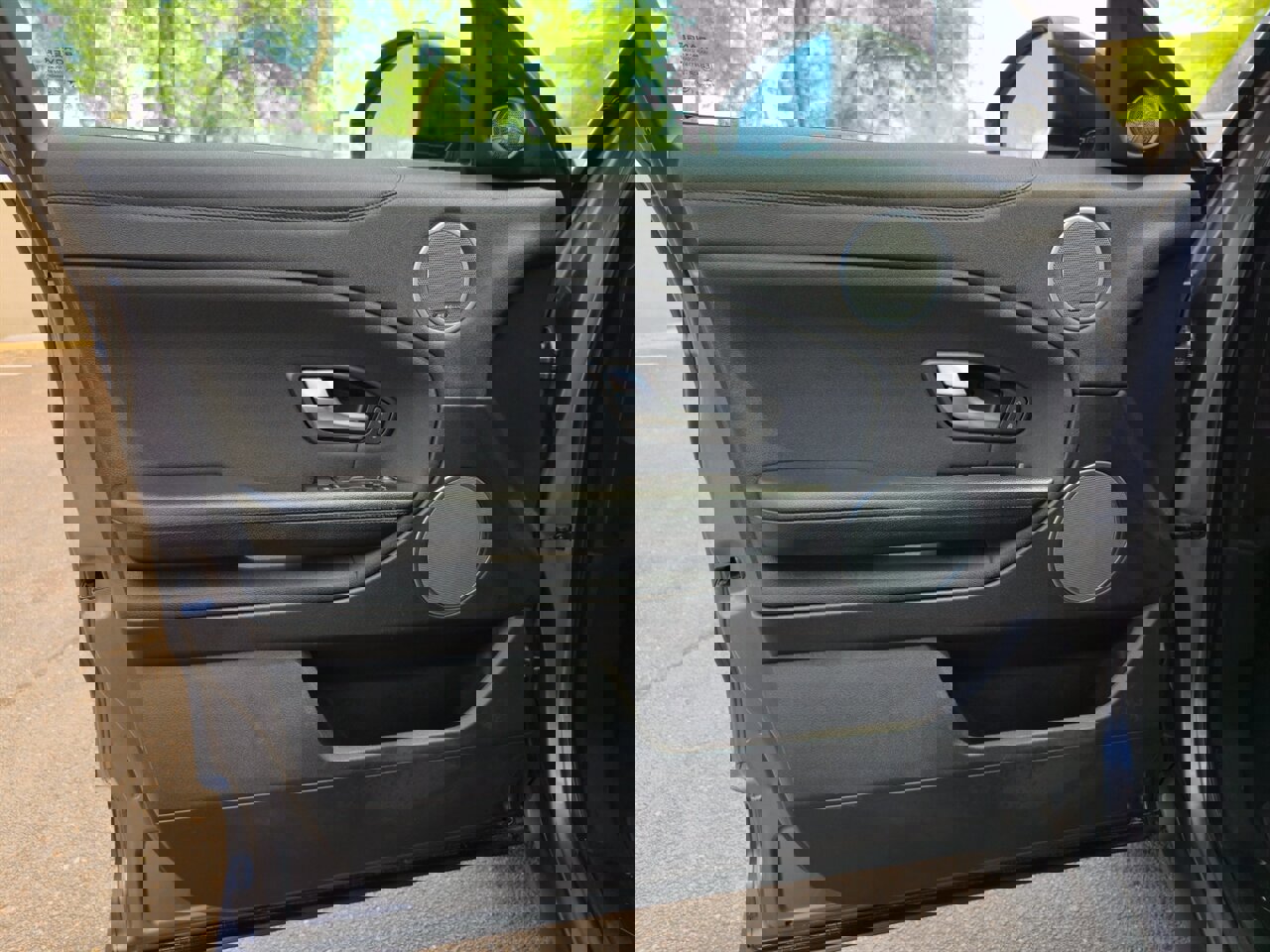 Used 2017 Land Rover Range Rover Evoque SE image 12