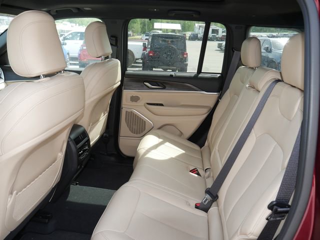 Used 2025 Jeep Grand Cherokee Limited w/ Luxury Tech Group II AWD/4WD image 24