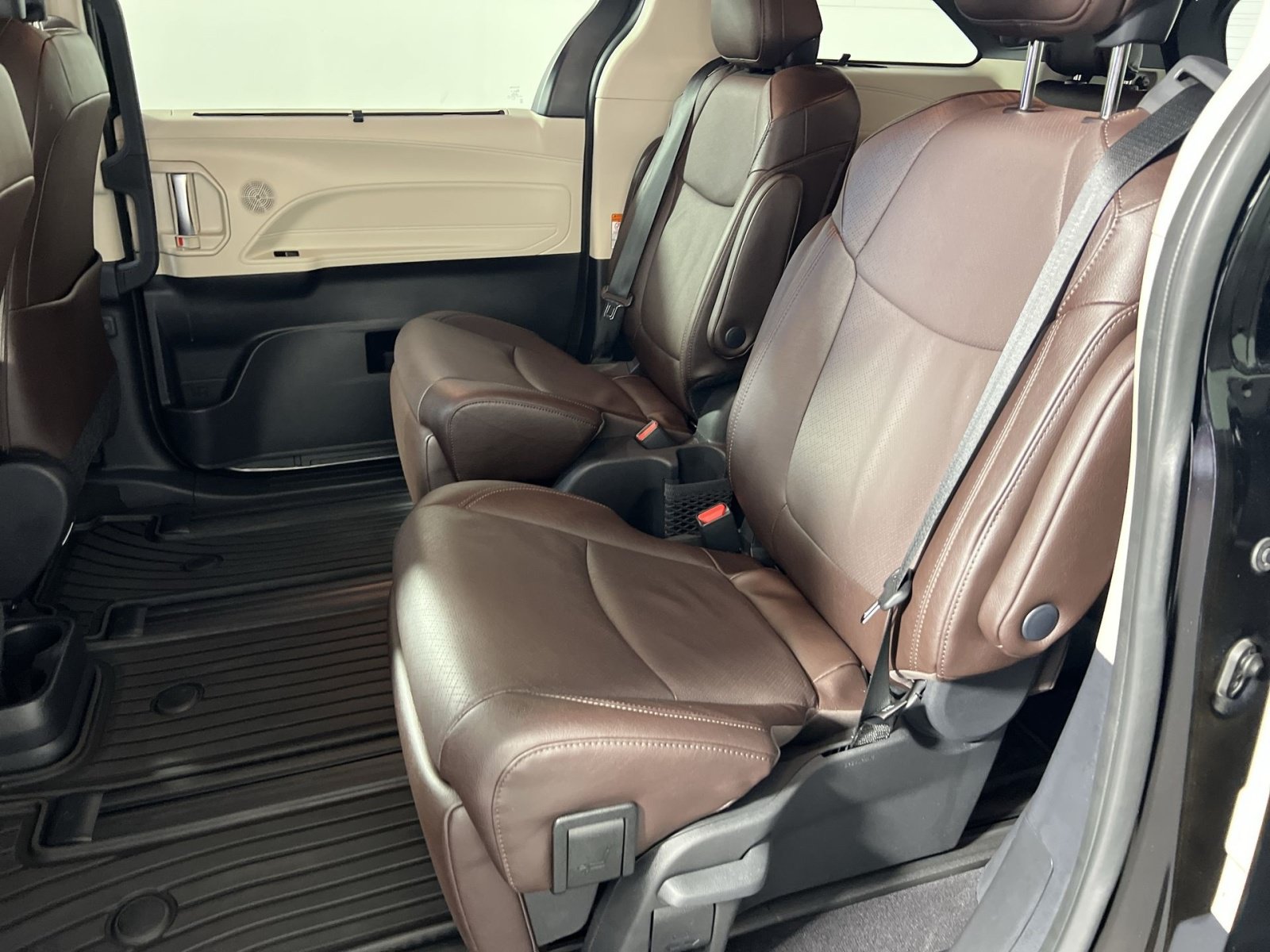 Used 2024 Toyota Sienna Platinum AWD/4WD image 25