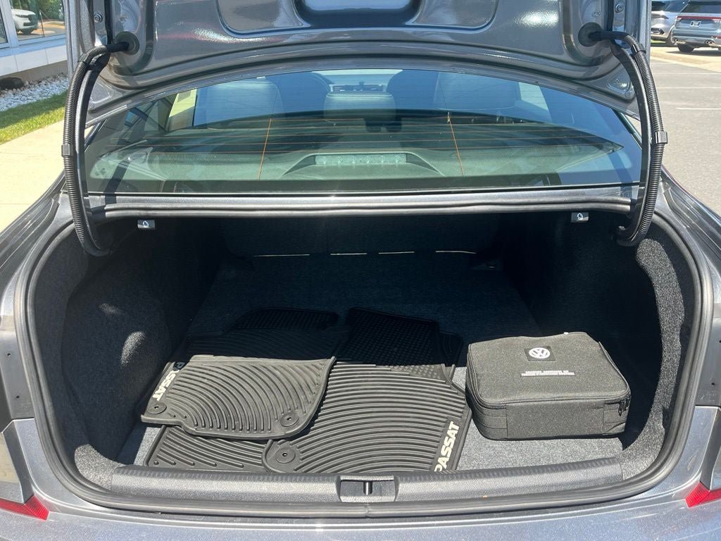 Used 2018 Volkswagen Passat 3.6 FWD image 11