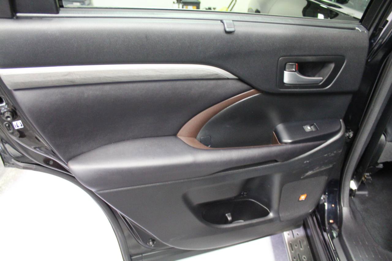 Used 2017 Toyota Highlander Limited Platinum image 24