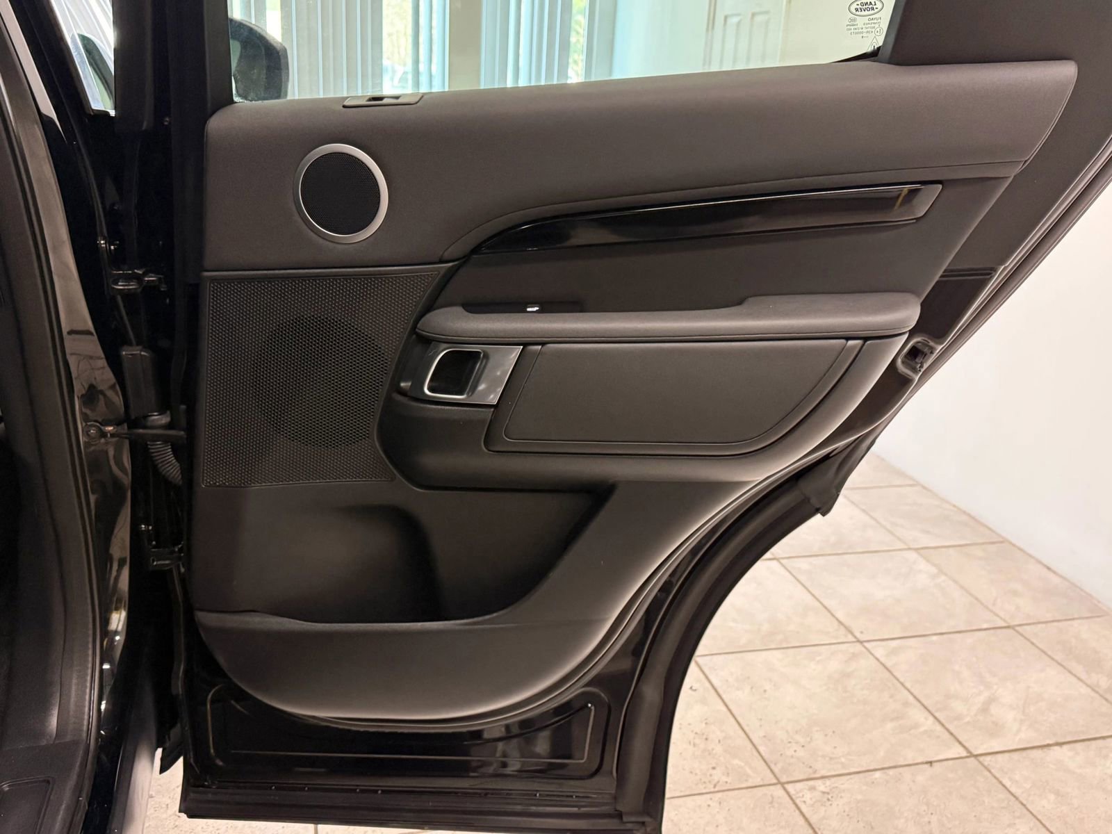 Used 2020 Land Rover Discovery SE image 20