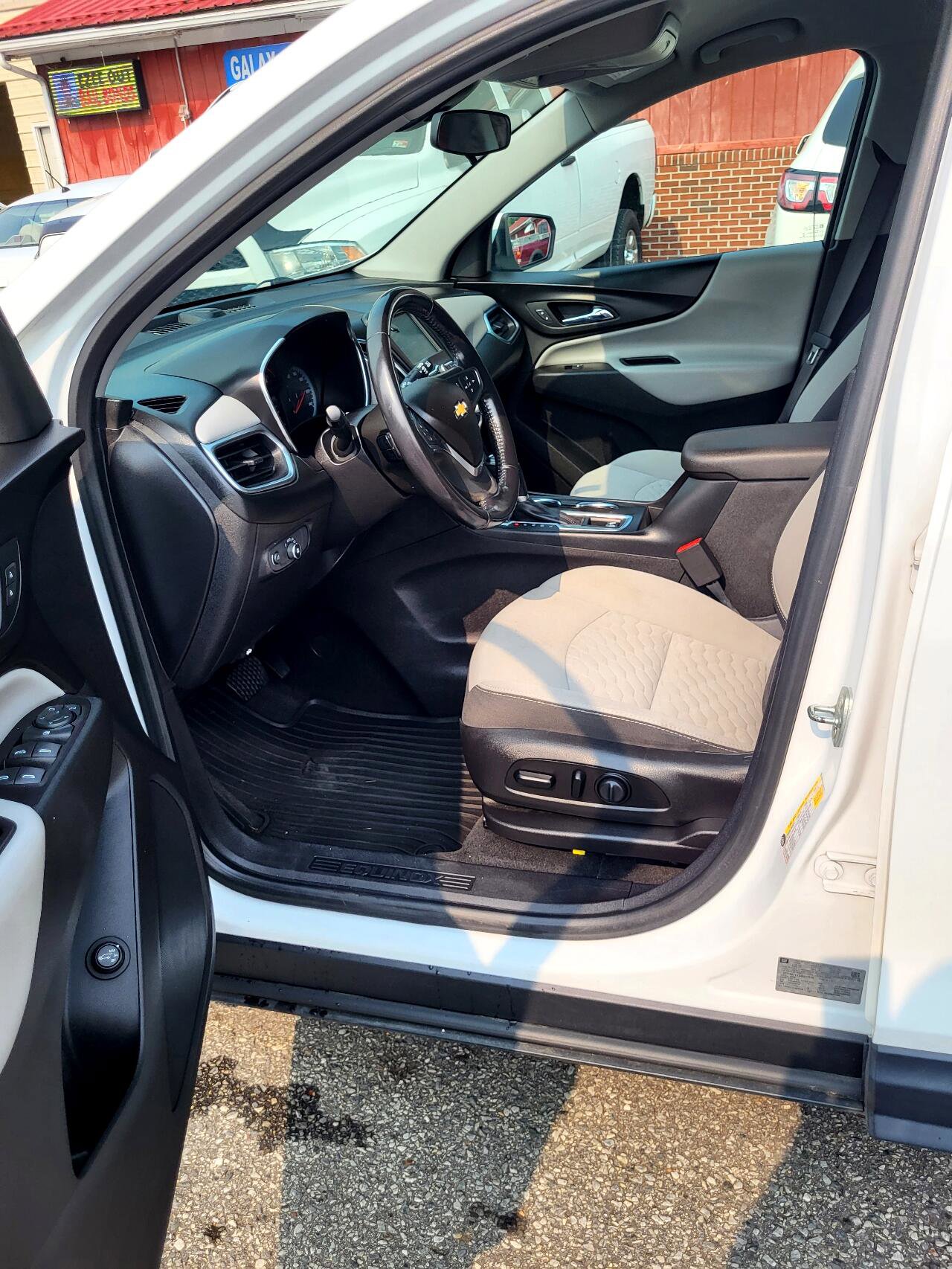 Used 2018 Chevrolet Equinox LT image 11