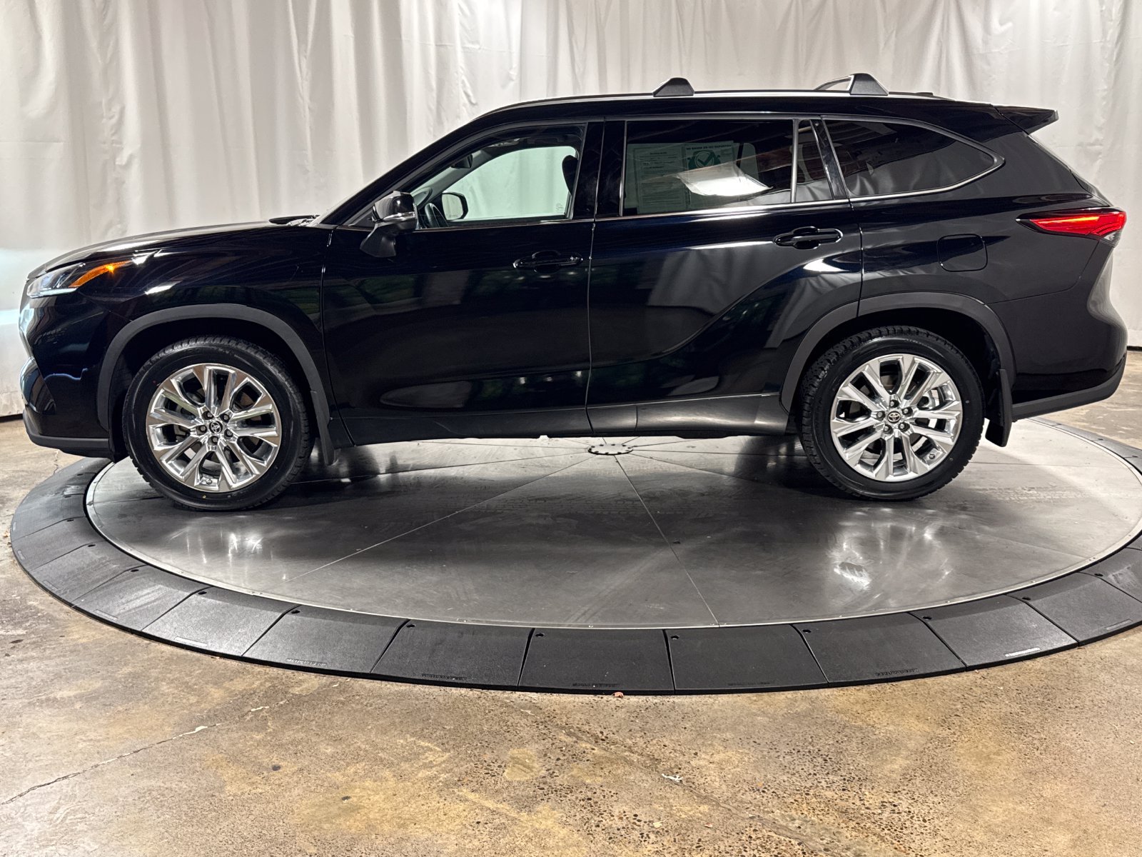 Used 2022 Toyota Highlander Limited AWD/4WD image 6