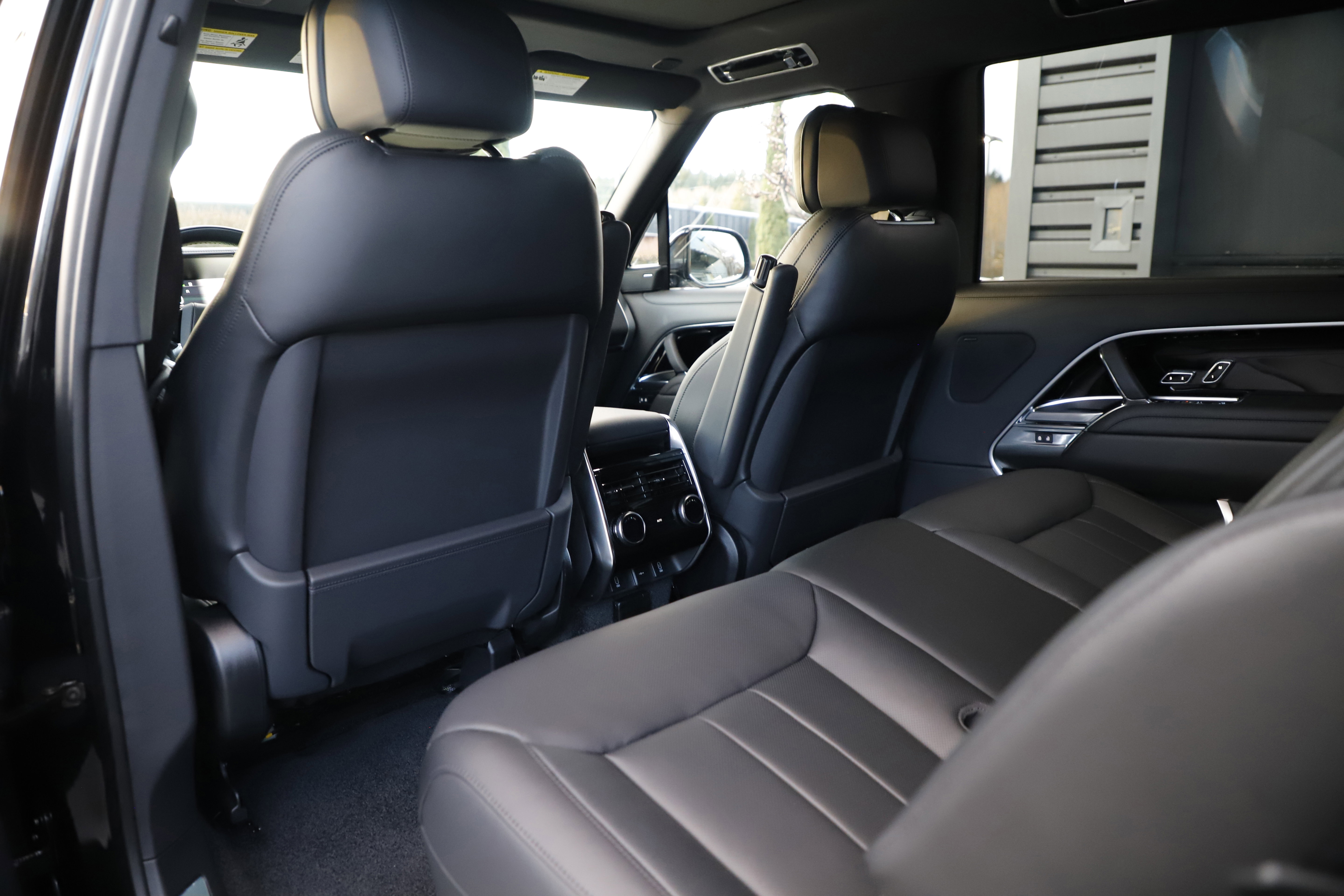 New 2026 Land Rover Range Rover Long Wheelbase SE image 17